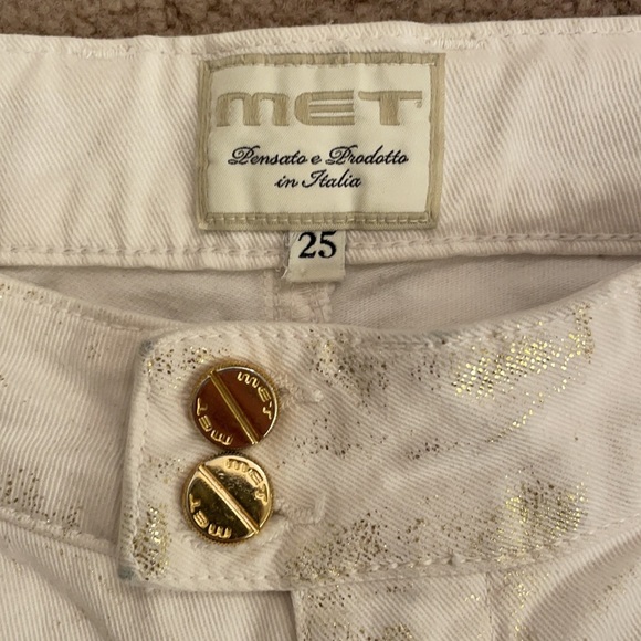 NWOT- MET Italian Brand White Distressed Skinny Jeans w/ Gold & Skull Rivets, 25 - Picture 2 of 8